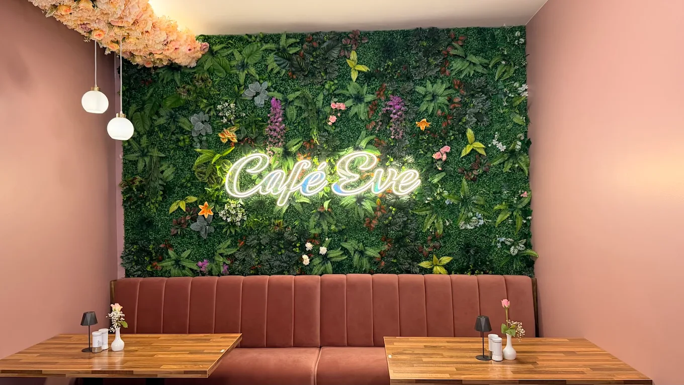 Innenraum des Café EVE